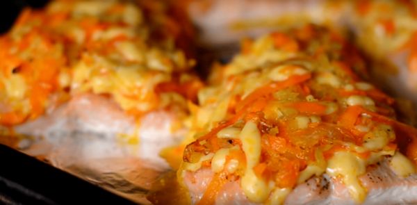 Семга, запеченная в молоке, с морковным слоем и расплавленным сыром — настоящее кулинарное волшебство!