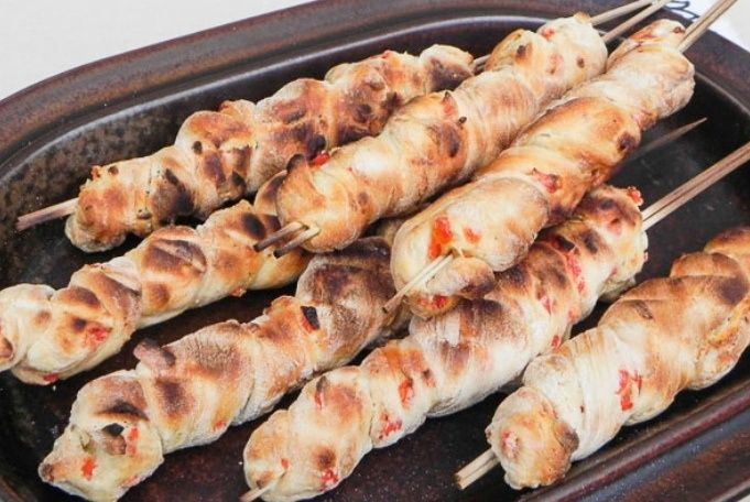 Необычные закуски: хлеб с печеным перцем на гриле