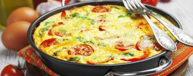 Овощной омлет со шпинатом и острым соусом: простой ужин под микрорефлексией вкуса