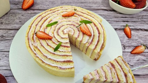Летний низкокалорийный рулет с вертикальными слоями и конфитюром