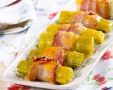 Необычная закуска для праздничного стола: трубочки из грудинки с луком-пореем