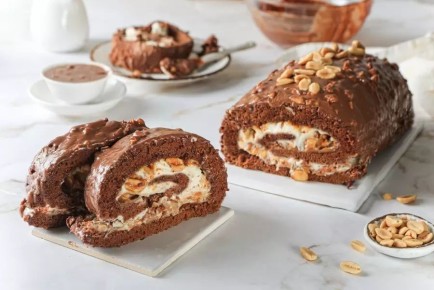 Превосходный бисквитный рулет 'Сникерс'