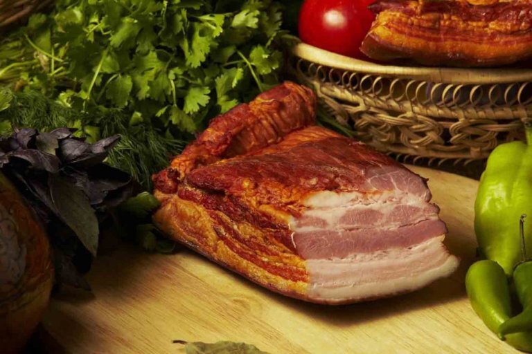 Копченая грудинка с чесночным вкусом: секреты домашнего приготовления
