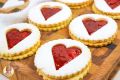 Идеальные миндальные печенья «Сердечки» с джемом на ваш праздник