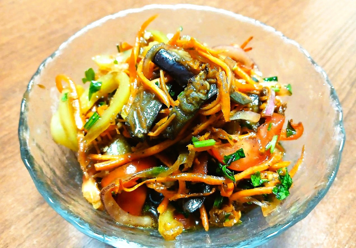 Летний вкус: салат из баклажанов и перца, который вдохновляет