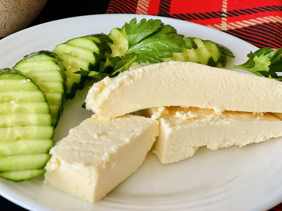 Нежный творожный сыр всего за пару часов: легкий и вкусный рецепт