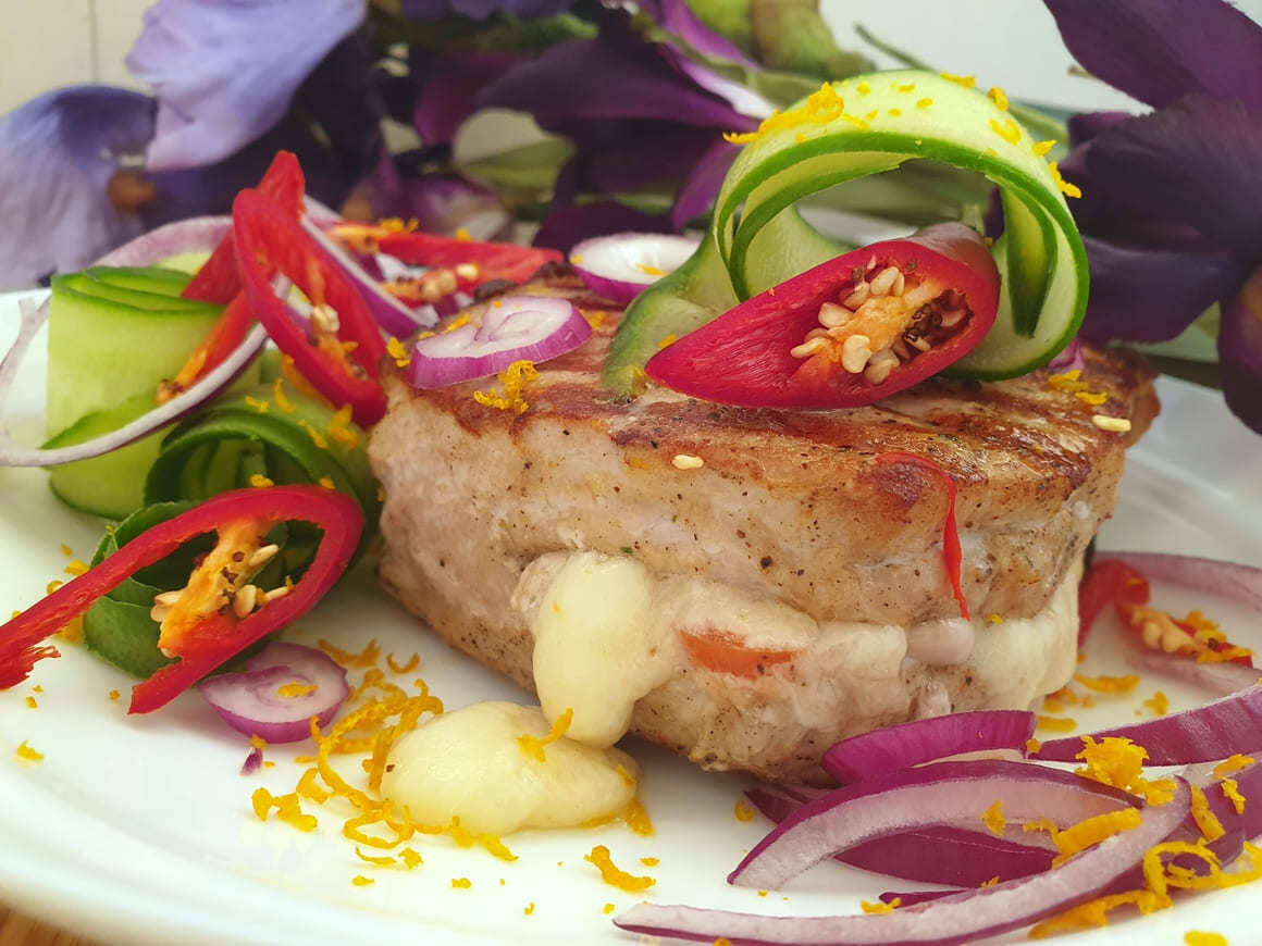 Весенний стейк из свинины с овощами и сыром