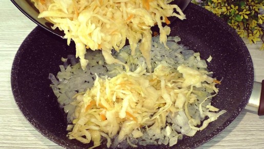 Необычная закуска: рулеты из куриного филе с капустой