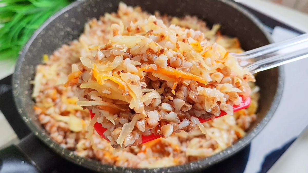 Гречка с капустой на сковороде: простое и вкусное блюдо для поста