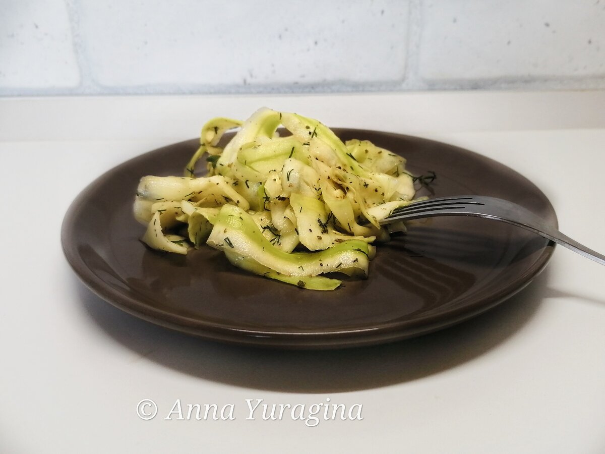 Удивите гостей: маринованные кабачки за 10 минут в пакете