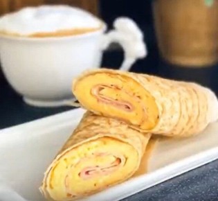 Легкий завтрак: рулет с омлетом и ветчиной