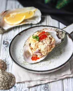 Салат с кальмарами и жаренной капустой