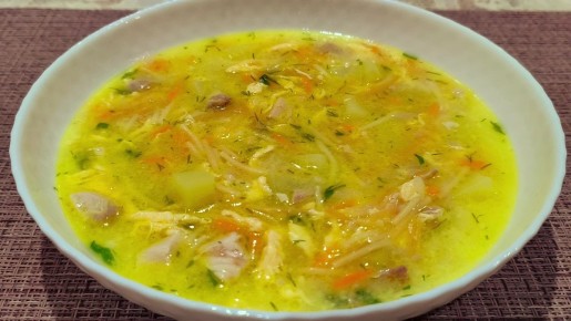 Нежный куриный суп с яйцом и сыром