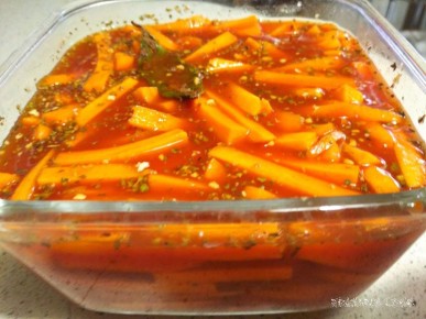 Ферментированные морковные палочки с томатным соком