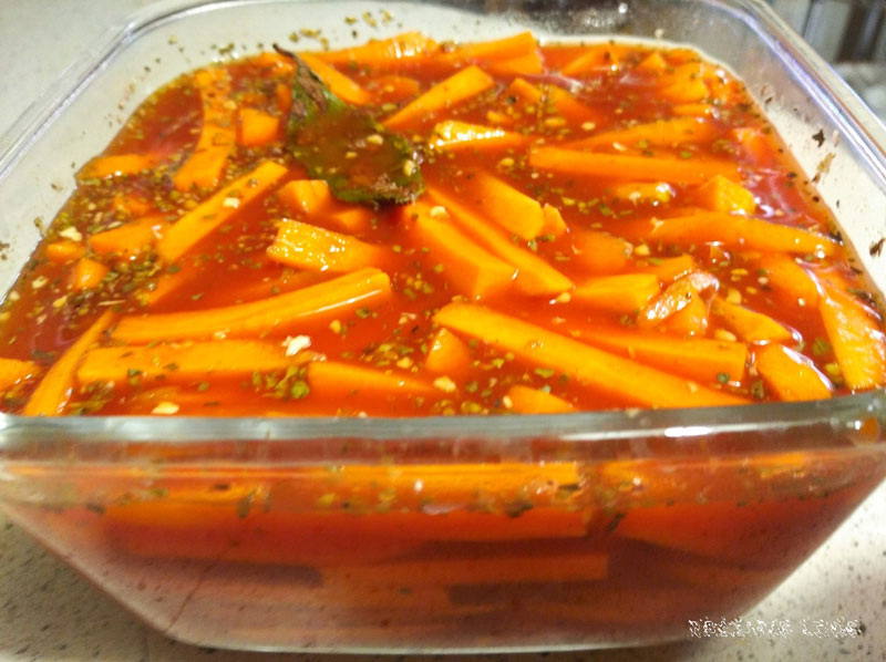 Ферментированные морковные палочки с томатным соком