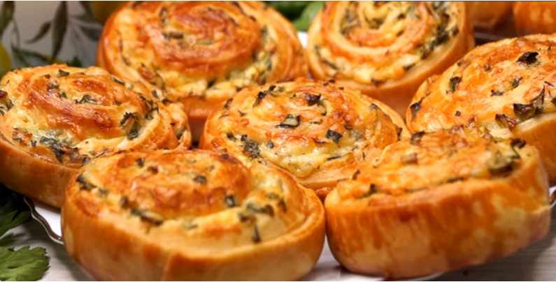 Ароматные завитушки с луком и чесноком – идеальный перекус