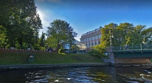 В Петербурге требуют убрать веранду ресторана у Спаса на Крови