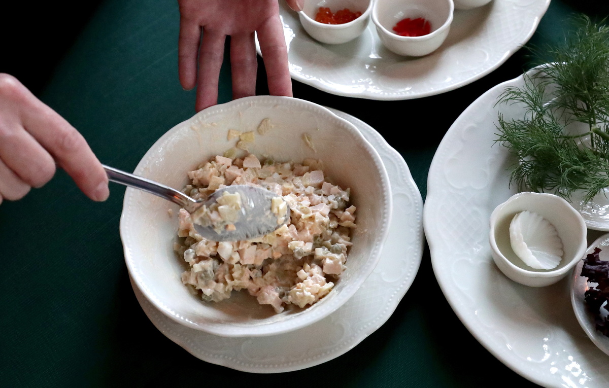 Как правильно сохранить новогодние салаты: советы экспертов