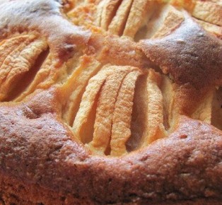 Удивительный пирог с курагой и яблоками