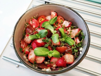 Погружение в аромат: Теплый салат с запеченным редисом