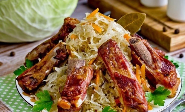 Запечённая капуста с копчеными рёбрышками: простой рецепт
