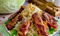 Запечённая капуста с копчеными рёбрышками: простой рецепт