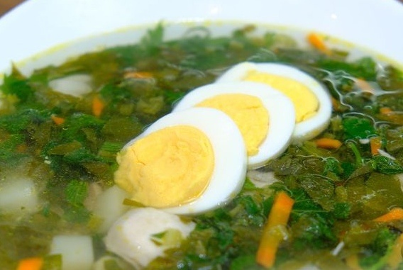 Простота и свежесть: как приготовить зелёный борщ с крапивой и щавелем