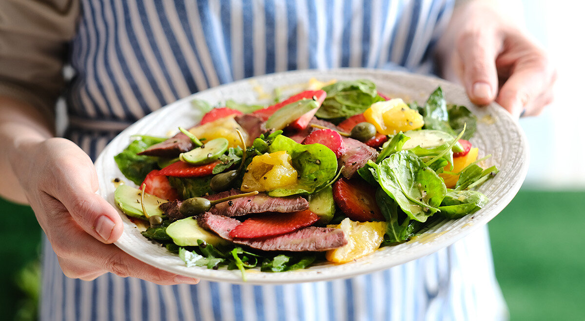 Зеленые салаты с мясом: как добавить любимые ингредиенты для пользы и насыщенности