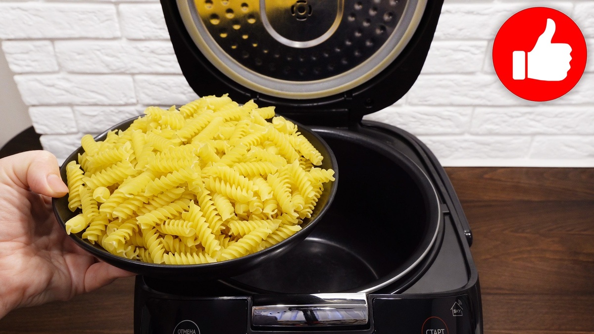 Непростая классика: макароны с тушенкой в сметане в мультиварке