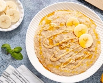 Овсянка с бананом и арахисовой пастой