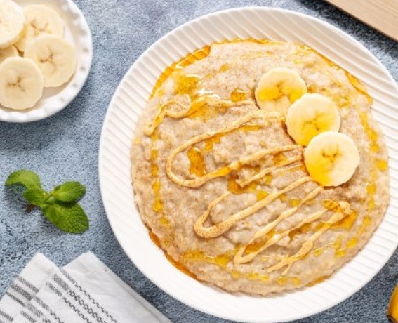 Овсянка с бананом и арахисовой пастой