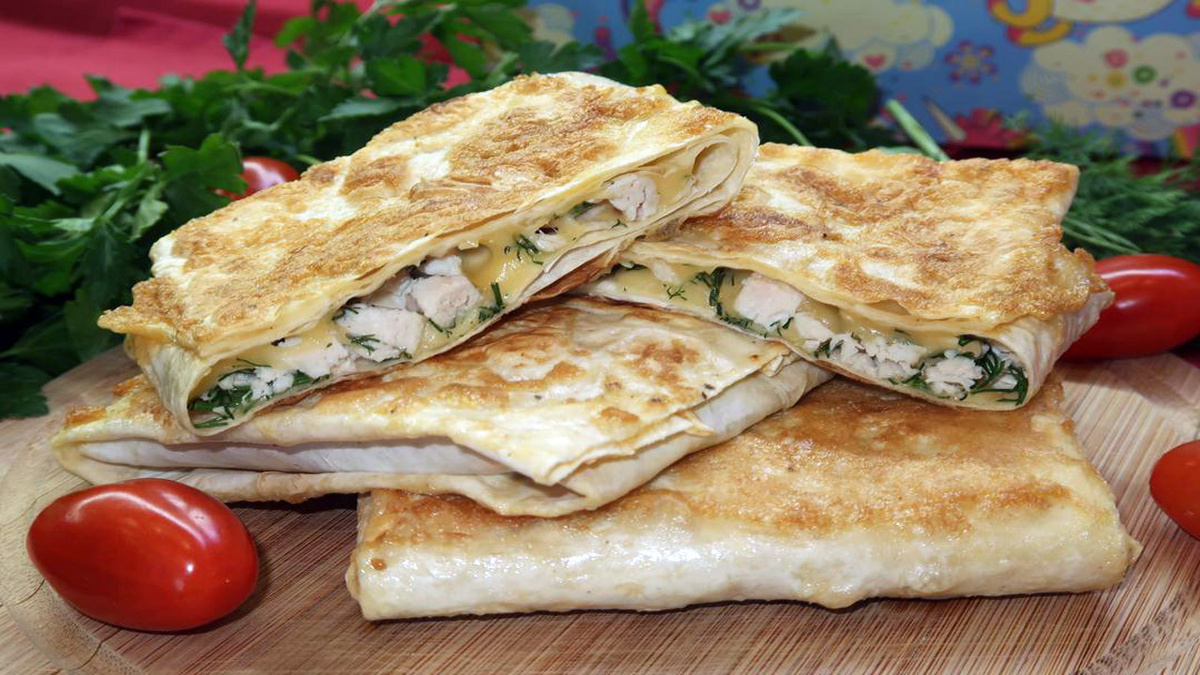 Вкусные конвертики из лаваша с курицей и зеленью