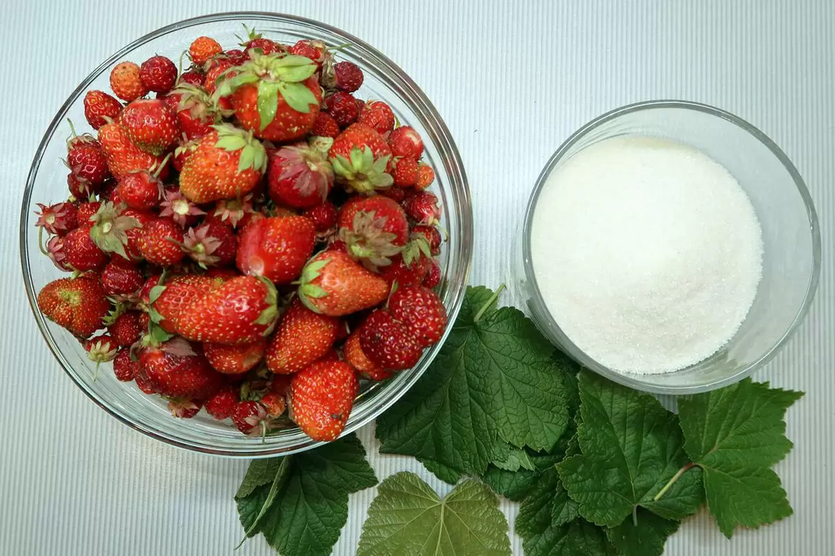 Вкусный клубничный компот на зиму с листьями черной смородины