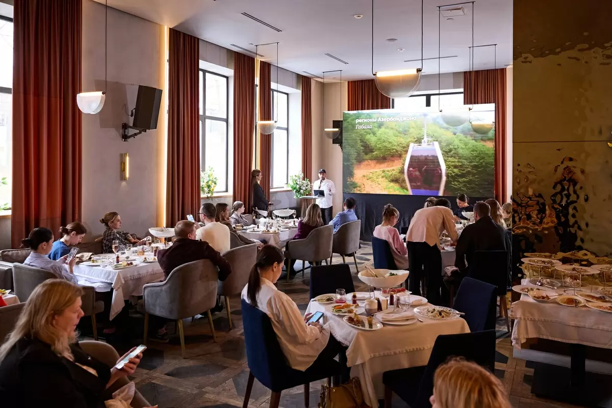 Юбилей Sea Breeze: бранч в ресторане PEACH открыл летний сезон