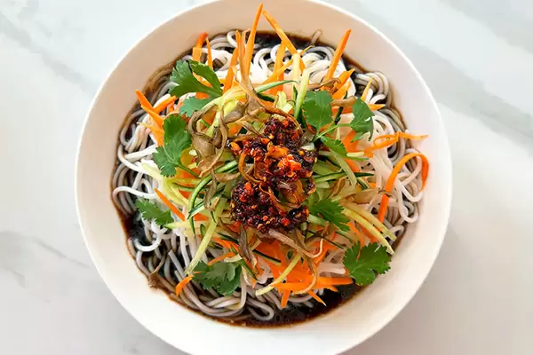 Юньнаньский холодный салат с рисовой лапшой: идеальное освежающее угощение