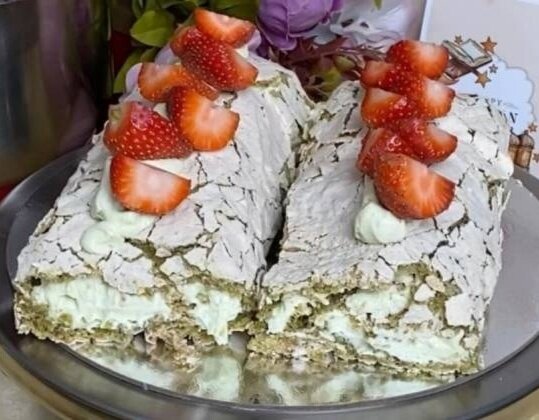 Меренговый фисташковый рулет с клубникой
