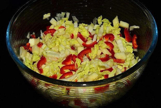 Вкусный салат из пекинской капусты и яблок для вашего стола