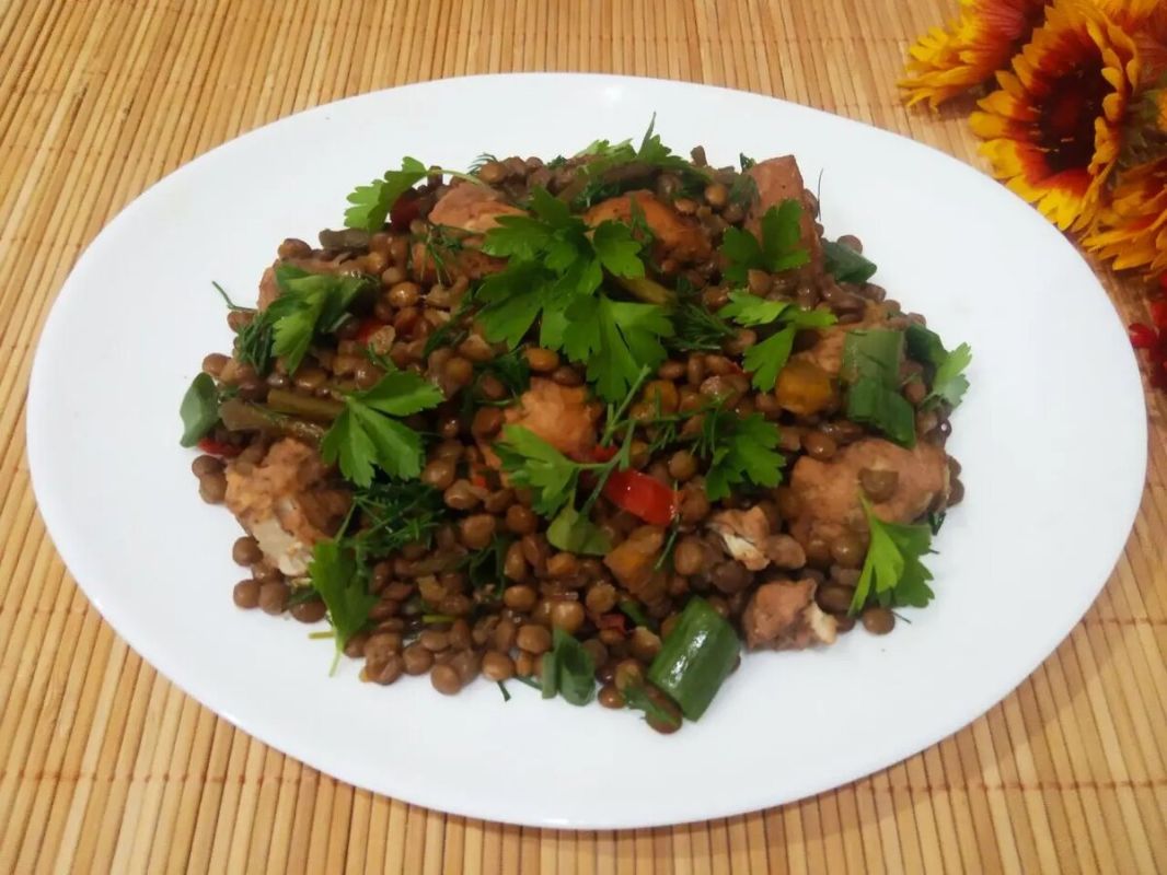 Тушеная красная чечевица с курицей и овощами: вкусно и полезно
