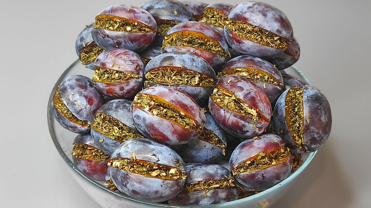 Идеальная закуска: маринованные сливы с мятой и чесноком
