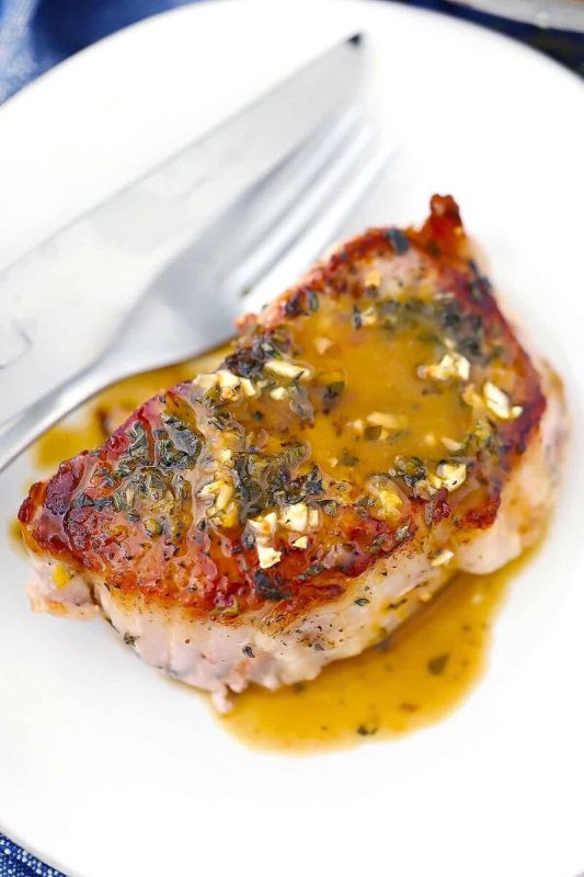 Сочные свиные отбивные, запеченные с чесноком и лимоном