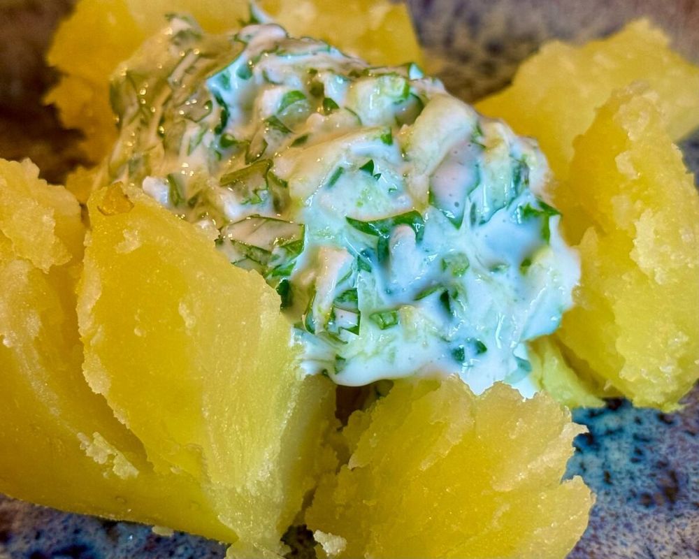 Отварной картофель с йогуртовым соусом