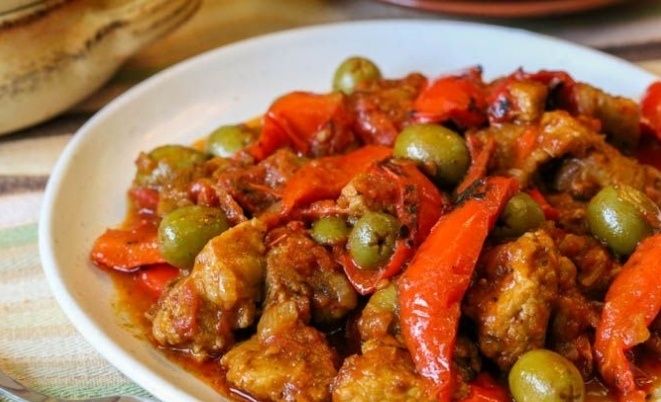 Неповторимый вкус: мясное рагу с печеным перцем и оливками