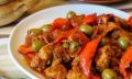 Неповторимый вкус: мясное рагу с печеным перцем и оливками